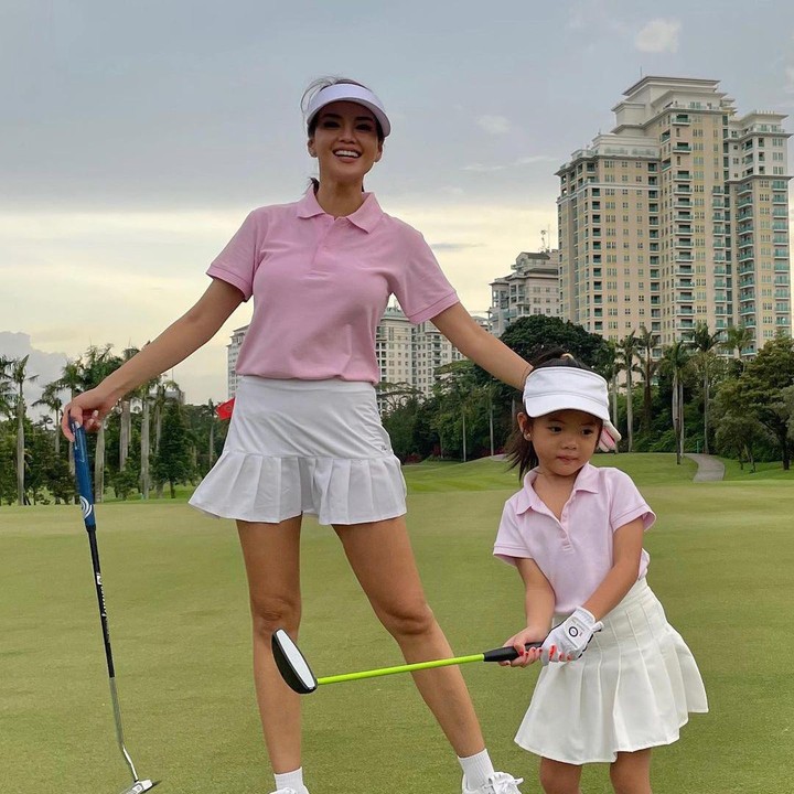 <p>Tak seperti kebanyakan anak lainnya, Yaya memilih golf sebagai olahraga yang ia tekuni. Yaya bahkan sering mengenakan pakaian kembar dengan sang Bunda, lho. (Foto: Instagram: @farahquinnofficial)</p>