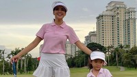 <p>Tak seperti kebanyakan anak lainnya, Yaya memilih golf sebagai olahraga yang ia tekuni. Yaya bahkan sering mengenakan pakaian kembar dengan sang Bunda, lho. (Foto: Instagram: @farahquinnofficial)</p>
