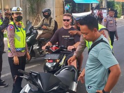 Kelakuan Bule Berkendara di Bali, Bawa Helm tapi Tidak Dipakai