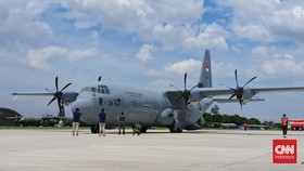 Prabowo Serahkan Pesawat C-130 J Super Hercules ke TNI AU