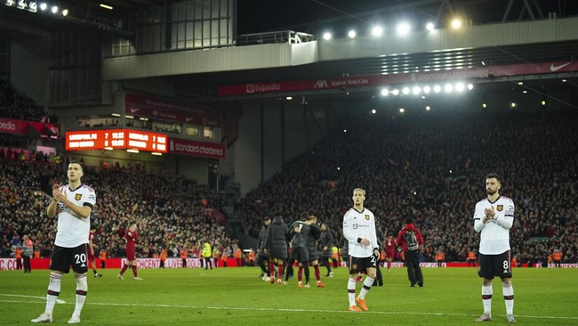 Suporter Liverpool mengejek pelatih Manchester United Erik ten Hag dengan menyanyikan lagu 'Viva Ronaldo' dalam pembantaian 7-0, Minggu (5/3).