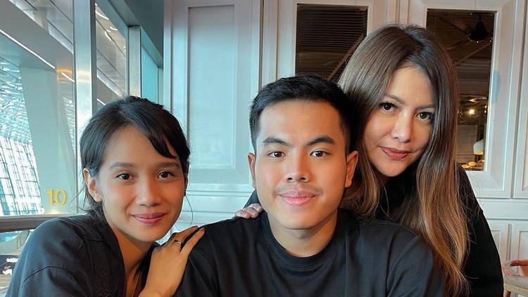 Wina Natalia dan Gista Putri Asuh Anak Wina Natalia dan Gista Putri Asuh Anak