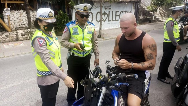Kronologi Rombongan Turis Asing Tolak Bayar Masuk Pura Lempuyang Bali Video turis asing menolak bayar tiket masuk Pura Lempuyang, Bali, berdurasi 10 detik memperlihatkan sebagian turis asing mengenakan pakaian adat Bali.