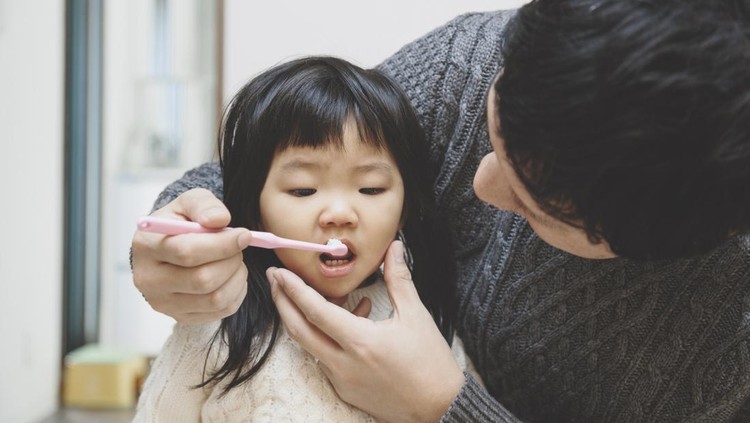 Apakah Boleh Memaksa Anak Sikat Gigi? Usia Berapa Sebaiknya Mulai Diajarkan