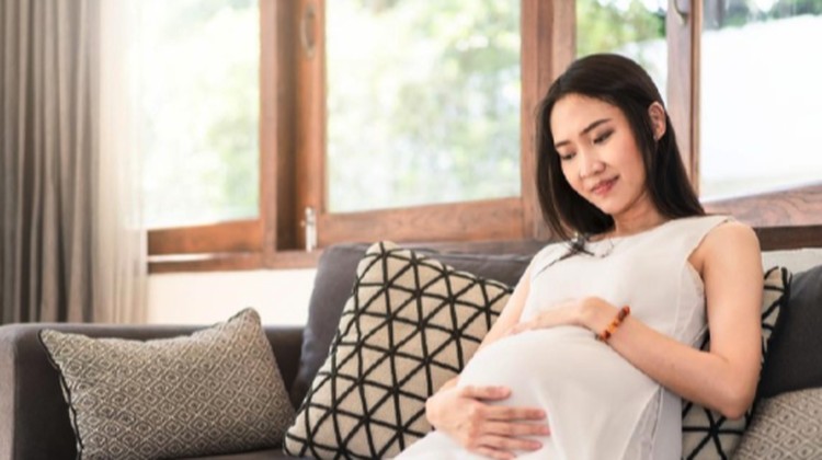 TRIMESTER 2 DAN 3 Saat menjalani kehamilan, mungkin Bunda penasaran, apakah janin bisa merasakan sakit di dalam kandungan? Cari tahu faktanya di sini yuk Bunda.