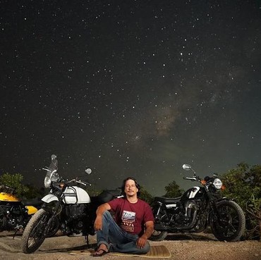 2 Kali Cerai, 7 Potret Terbaru Bucek Depp Ngaku Kesepian 16 Tahun Menduda