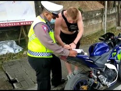 Tak Pakai Helm dan Motor Tanpa Pelat Nomor, Bule Rusia Ditilang di Sanur