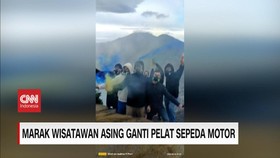 VIDEO: Bule Rusia Ngonten Pakai Bom Asap di Kawah Ijen