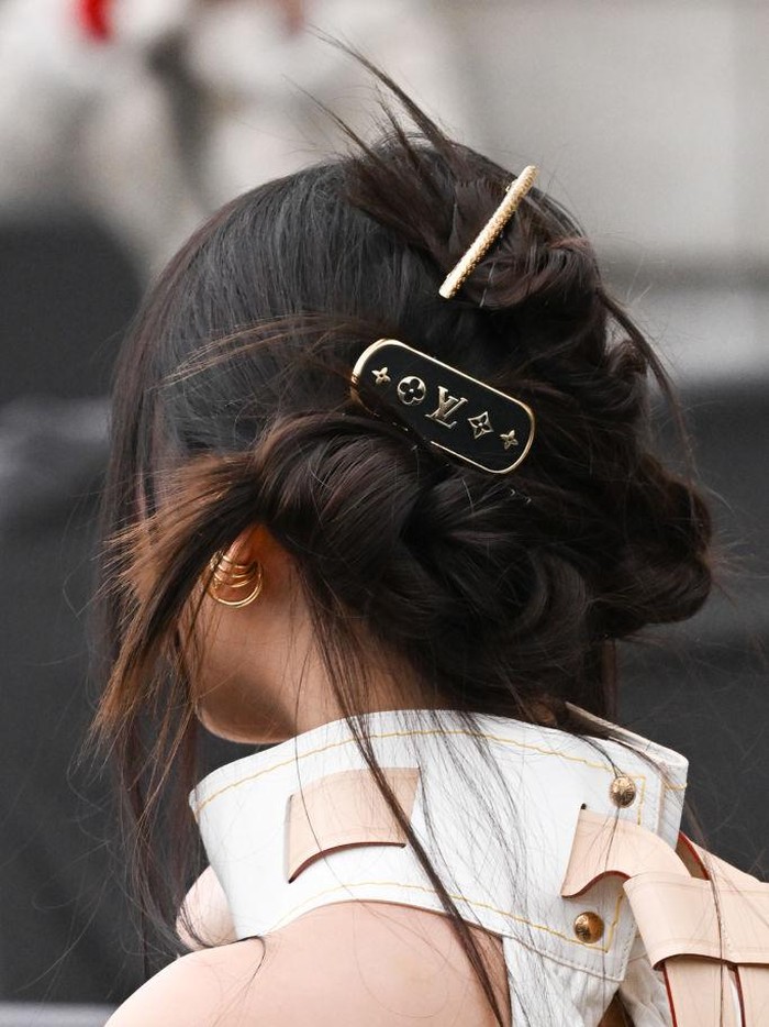 Tak hanya itu saja, detail aksesoris hingga gaya rambut Hyein di acara tersebut pun sukses mencuri perhatian, lho./ Foto: Corbis via Getty Images/Stephane Cardinale - Corbis
