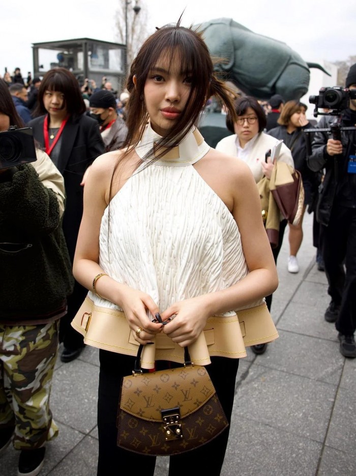 Acara tersebut juga merupakan bagian dari Paris Fashion Week 2023, Beauties. Hyein sendiri tampil memesona dengan outfit berwarna putih yang dipadukan dengan celana hitam, serta tas dari Louis Vuitton yang ikonik./ Foto: allkpop.com