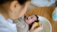 Kapan Waktu Tepat Memandikan Bayi Baru Lahir? Ini Penjelasan Dokter