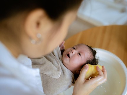 Perlukah Bayi Baru Lahir Mandi Dua Kali Sehari?