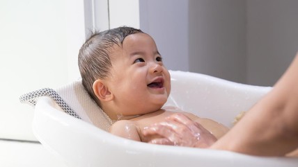 9 Rekomendasi Sabun Mandi Bayi yang Tidak Mengandung SLS, Cocok untuk Kulit Sensitif