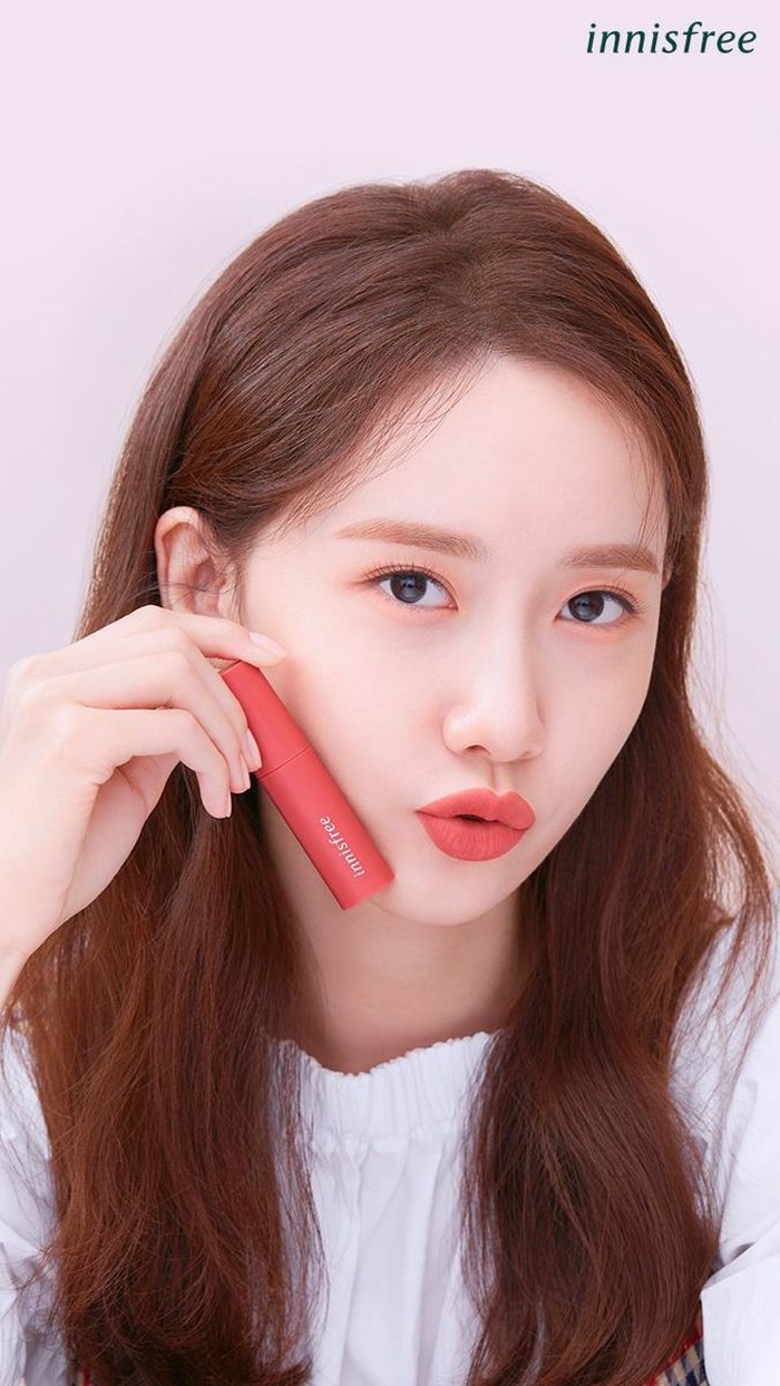 Jika membicarakan Innisfree, pasti kecantikan Yoona sebagai brand ambassador akan terlintas. Meskipun sekarang memutus kerjasama, citra kuat Yoona untuk Innisfree masih melekat kuat, Beauties./ Foto: allkpop.com
