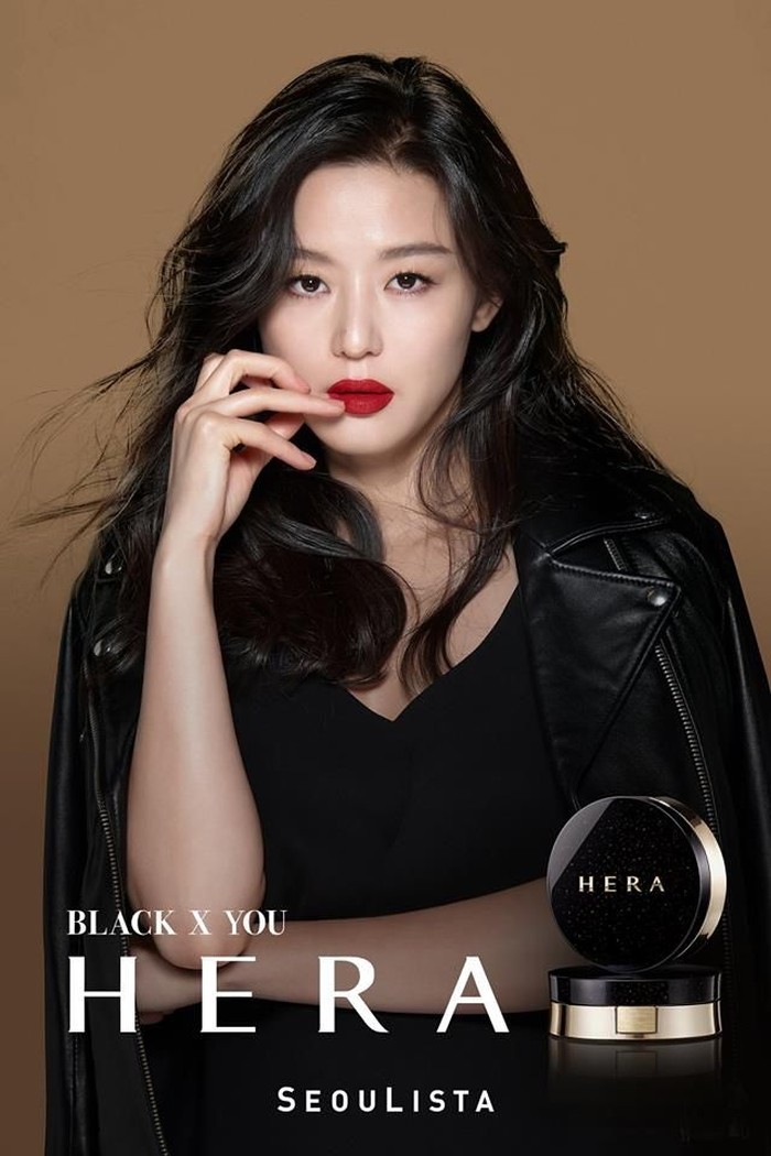 Jun Ji Hyun sukses memberikan dampak besar dalam partisipasinya sebagai brand ambassador HERA dalam beberapa tahun terakhir. Visualnya yang memesona cocok untuk berbagai konsep seperti bold make-up maupun make-up minimalis./ Foto: allkpop.com