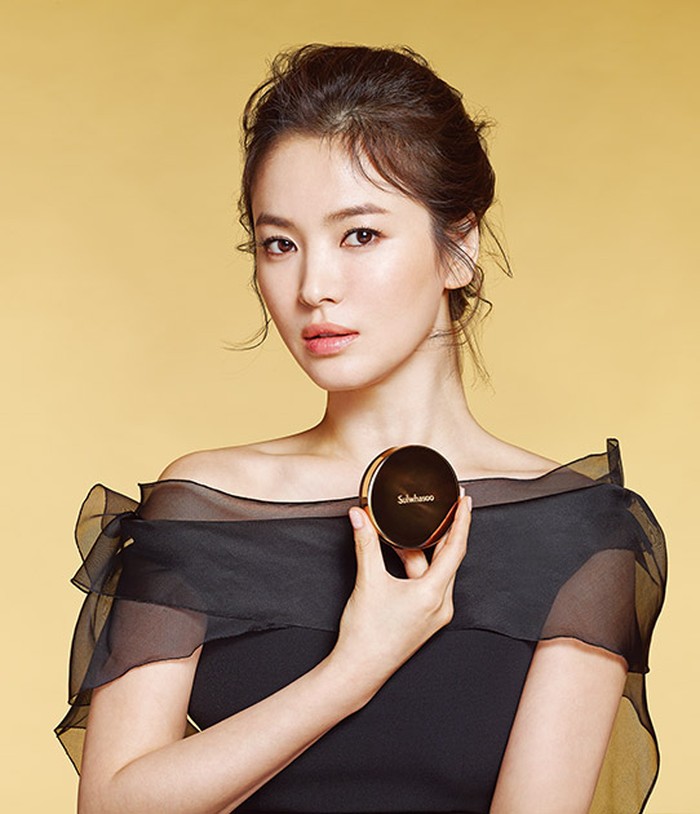 Keanggunan Song Hye Kyo sangat sesuai dengan citra brand kecantikan Sulhwasoo. Bintang 'The Glory' ini telah aktif sebagai brand ambassador Sulhwasoo sejak 2018 dan selalu berhasil meningkatkan reputasi brand karena kecantikan alaminya./ Foto: allkpop.com