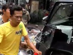 Bunyi Keras Tabrakan Bus Ngeblong Bikin Orang di Pasar Lumbang Panik