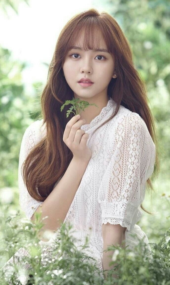 Kim So Hyun pancarkan kecantikan alami yang melekat dengan tumbuhan alam seperti ciri khas brand Hwalsoo di usia yang muda. Hwalsoo merupakan produk kecantikan yang mengedepankan bahan-bahan alami sebagai komposisinya./ Foto: allkpop.com