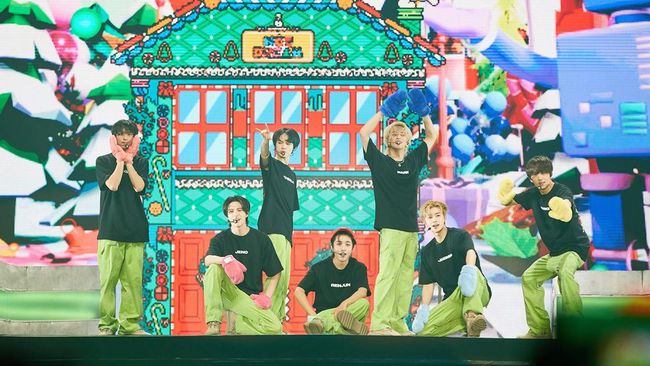 Fan NCT di Indonesia atau Injeunie terkejut melihat momen member NCT Dream salam cium tangan Pak Muh sebelum konser akhir pekan lalu.