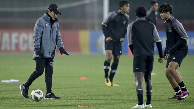 Timnas Indonesia U-20 gagal memenuhi target lolos babak grup Piala Asia U-20 2023. Ini jadi alarm bahaya menuju Piala Dunia U-20 2023.