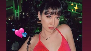 img-title Lucinta Luna Pamer Telanjang Dada, Bagian Tubuh Ini Bikin Salfok