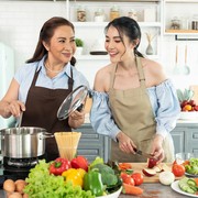 Stigma Status Ibu Rumah Tangga, Sesama Perempuan yuk Tidak Saling Membandingkan Mana yang Lebih Baik!