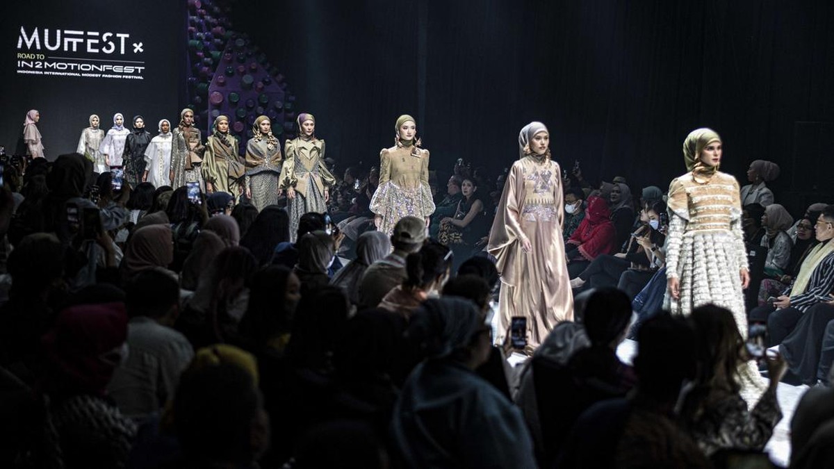 FOTO: Parade Kreasi Desainer Muslim Fashion Festival 2023