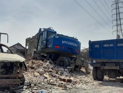 Petugas Masih Singkirkan Puing dari Rumah Korban Kebakaran Depo Plumpang