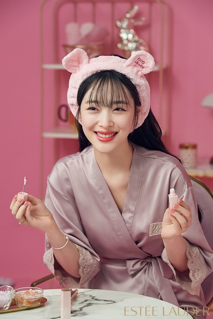 Polesan riasan dari Estee Lauder yang berorientasi pada anti-penuaan dipastikan akan membuat Beauties tampil lebih percaya diri setelah melihat aura segar nan cerah memancar indah saat dikenakan oleh Sulli./ Foto: allkpop.com
