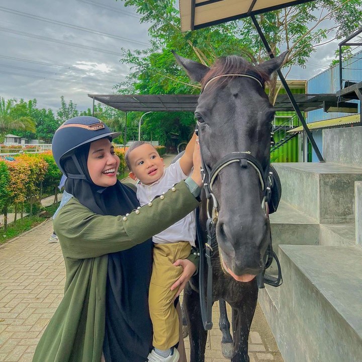<p>Salah satu kegiatan yang diminati oleh Ukkasya adalah berkuda. Belum lama ini, potretnya yang menggemaskan di atas kuda poni bahkan diunggah oleh sang Bunda. (Foto: Instagram: @zaskiasungkar15)</p>