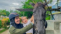 <p>Salah satu kegiatan yang diminati oleh Ukkasya adalah berkuda. Belum lama ini, potretnya yang menggemaskan di atas kuda poni bahkan diunggah oleh sang Bunda. (Foto: Instagram: @zaskiasungkar15)</p>