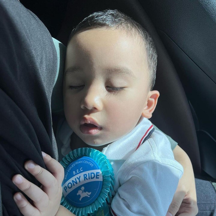 <p>Setelah kelelahan menunggangi kuda, Ukkasya terlihat tertidur dipangkuan sang Bunda. Selama tidur, ia tidak melepaskan pin penunggang kudanya, lho. <em>"My little equestrian,</em>" tulis Zaskia dalam keterangan foto. (Foto: Instagram: @zaskiasungkar15)</p>