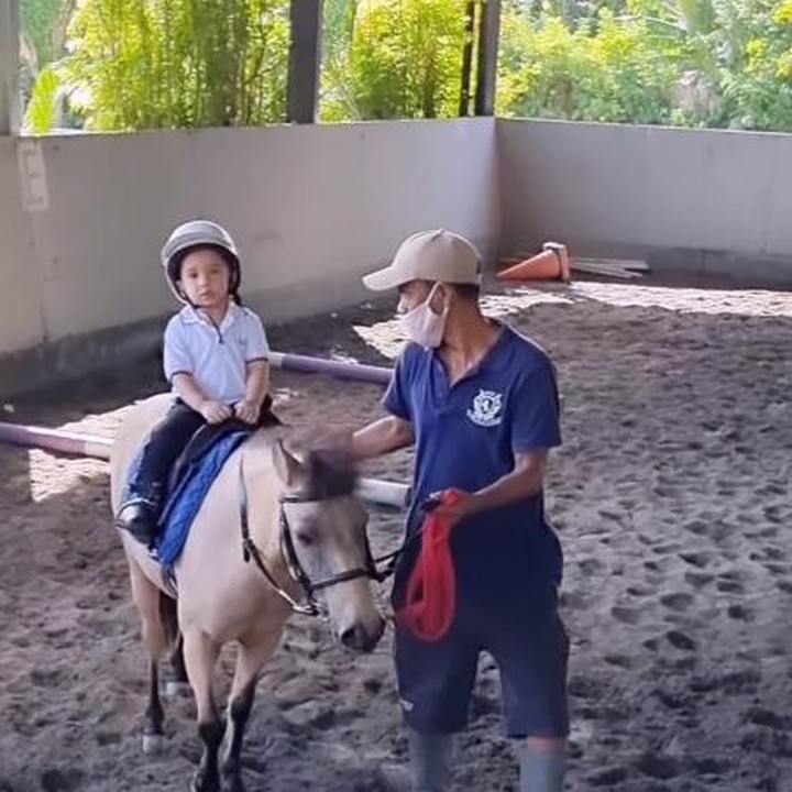 <p>Ketika menaiki kuda, Ukkasya mengenakan pakaian yang lengkap. Mulai dari celana panjang, helm, hingga sepatu khusus berkuda. (Foto: Instagram: @zaskiasungkar15)</p>
