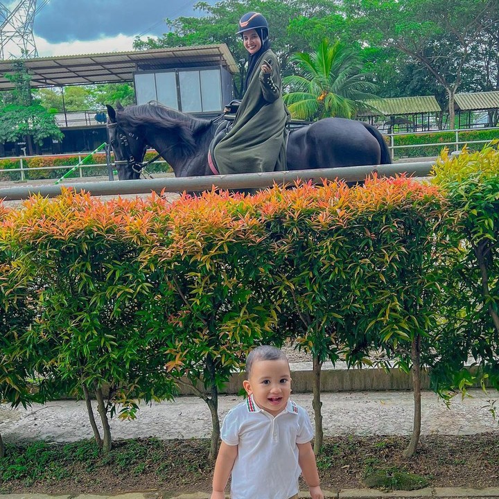 <p>Anak Zaskia Sungkar dan Irwansyah, Ukkasya Muhammad Syahki, hampir genap berusia dua tahun, Bunda. Di usianya ini, Ukkasya sudah memiliki berbagai macam hobi, lho. (Foto: Instagram: @zaskiasungkar15)</p>