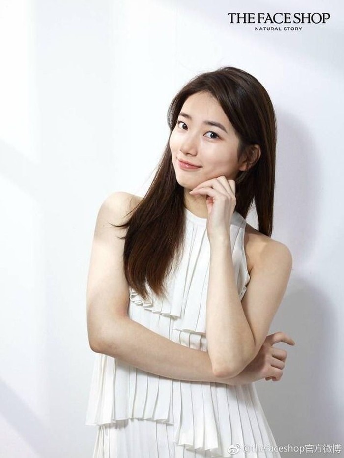 Publik akan selalu mengagumi kecantikan Suzy yang bagaikan dewi. Visualnya yang telah menarik perhatian sejak debut ini semakin bersinar ketika terpilih sebagai duta produk The Face Shop yang menonjolkan sisi alami kecantikan./ Foto: allkpop.com