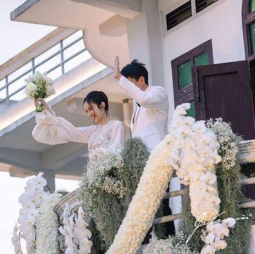 9 Foto Resepsi Mewah Nong Poy Transgender Tercantik & Suami Crazy Rich Thailand