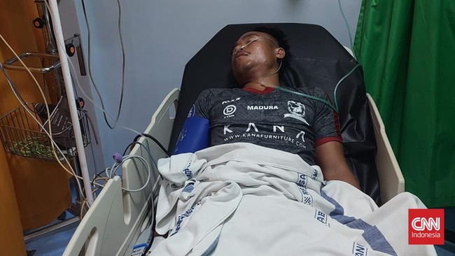 Pelatih Madura United Rachmad Basuki mengungkap kendala-kendala dalam penyelamatan nyawa salah satu anak asuhnya Ricki Ariansyah dalam laga melawan PSIS.