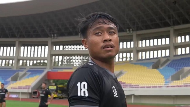Suasana di Stadion Jatidiri mencekam saat Ricki Ariansyah kolaps di laga PSIS Semarang vs Madura United pada Selasa (7/3) sore WIB.