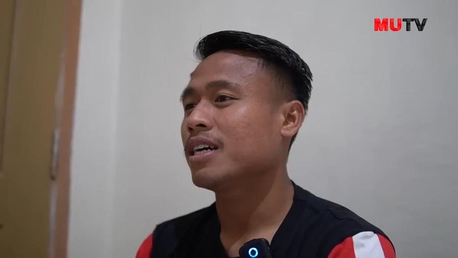 Pemain Madura United Ricki Ariansyah dijenguk pemain PSIS Semarang, Farrel Arya setelah insiden mengerikan pada pekan ke-29 Liga 1 2022/2023.