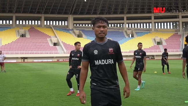 Esensi fair play dan sportivitas dalam sepak bola terlihat ketika pemain dari dua klub berbeda berpacu dengan waktu menyelamatkan Ricki Ariansyah yang kolaps.