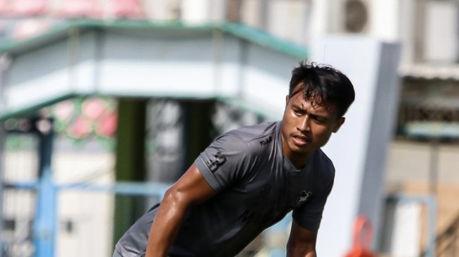 Pemain Madura United Esteban Vizcarra menjadi pemain pertama yang sadar rekannya Ricki Ariansyah roboh tak sadarkan diri dalam laga melawan PSIS.
