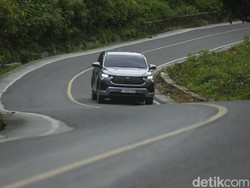 Mana Lebih Laris, Kijang Innova Reborn atau Innova Zenix?