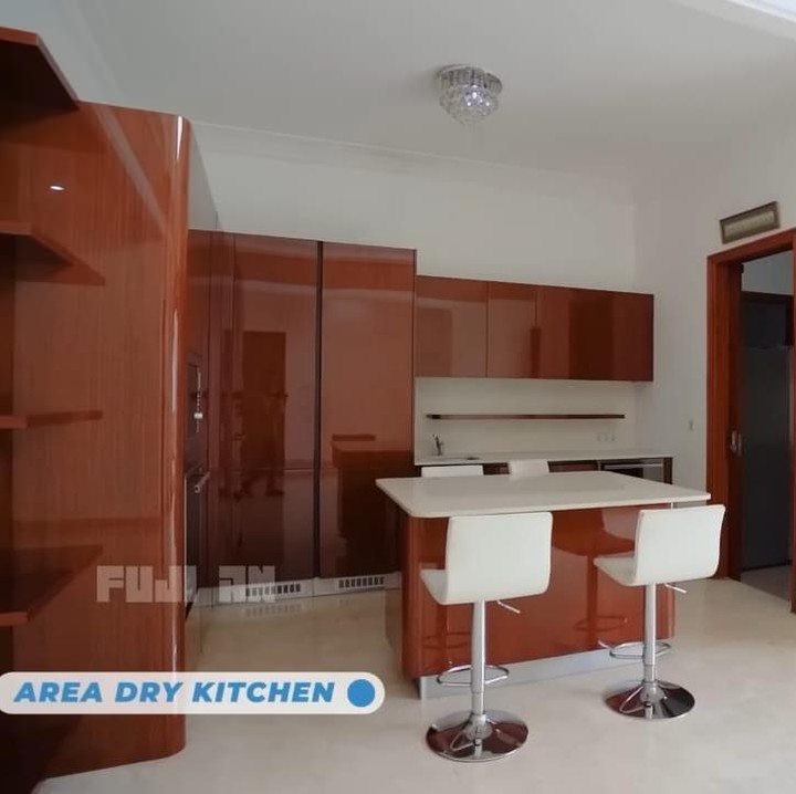 <p>Rumah mewahnya ini memiliki dua dapur, yakni dapur bersih dan dapur kotor. Potret berikut ini adalah tampilan dapur bersih milik YouTuber cantik ini. (Foto: YouTube Fuji an)</p>