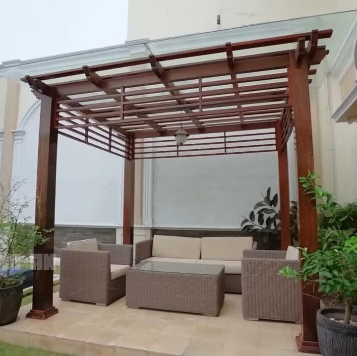 <p>Area bersantai di pinggir kolam renang ini menggunakan atap kaca. Selain itu, area ini juga lengkap dengan beberapa sofa. (Foto: YouTube Fuji an)</p>