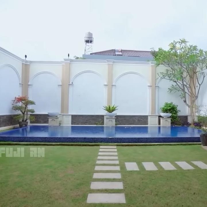 <p>Tidak hanya dalam rumahnya saja yang luas, halaman belakangnya pun memiliki area cukup luas. Bahkan, ada fasilitas kolam renang dan tempat bersantai. (Foto: YouTube Fuji an)</p>