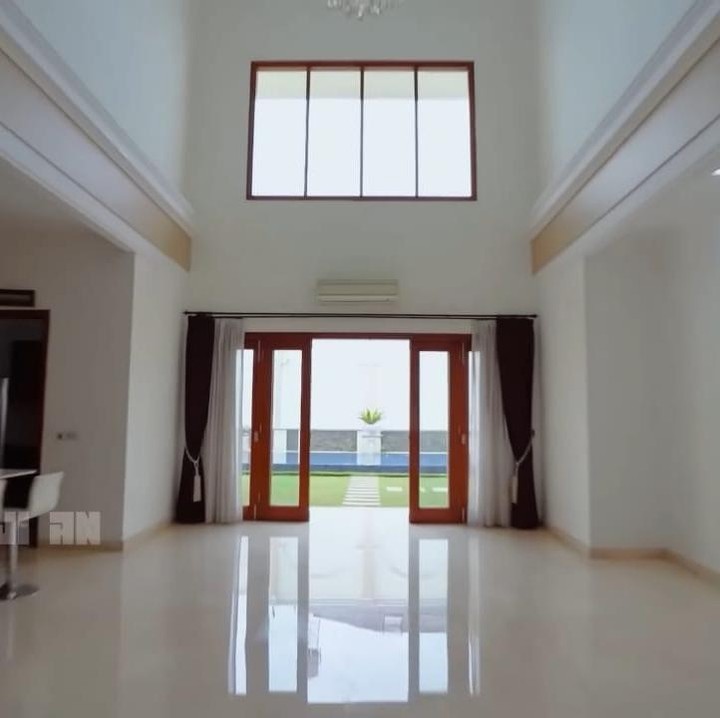<p>Meski masih tampak kosong, belum diisi berbagai furniture, rumah Fuji ini terlihat memiliki area yang cukup luas, ya, Bunda. (Foto: YouTube Fuji an)</p>