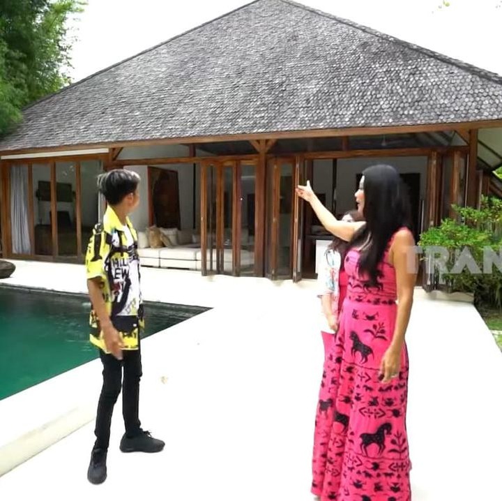 <p>Rumah yang memiliki luas 2.400 meter ini memiliki banyak area yang menarik, lho, Bunda. Salah satunya adalah area yang satu ini. Di area rumahnya, Indah memiliki villa dengan 3 kamar. Villa ini tidak disewakan, tetapi untuk tempat menginap keluarga atau teman-temannya yang berkunjung. (Foto: YouTube TRANS7 OFFICIAL)</p>