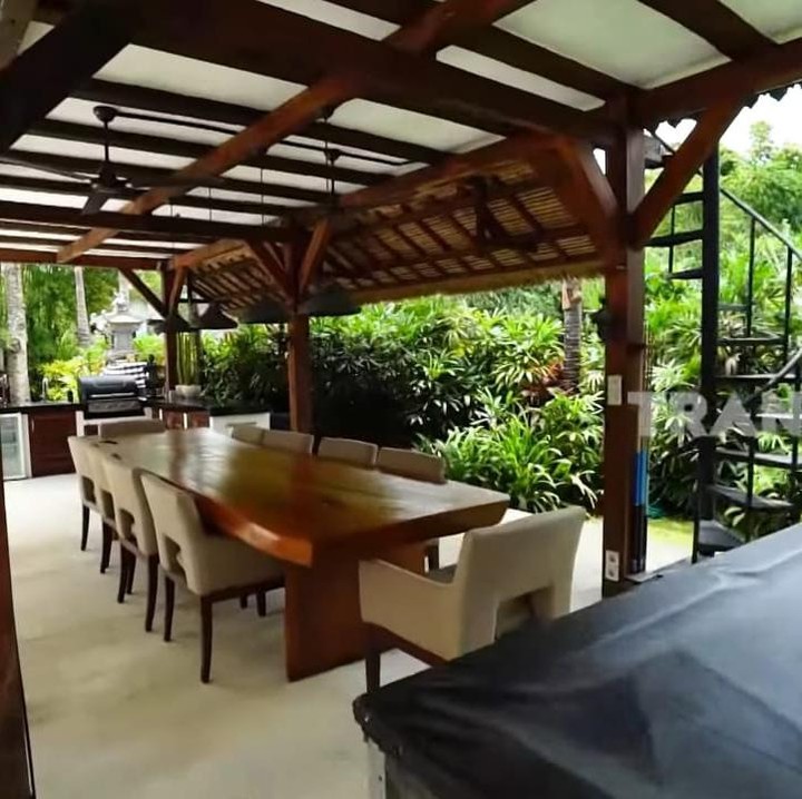 <p>Tak hanya itu saja, di area dekat kolam renangnya juga ada beberapa sofa untuk bersantai dan meja makan khusus untuk acara keluarga atau sebagai tempat <em>barbeque.</em> (Foto: YouTube TRANS7 OFFICIAL)</p>