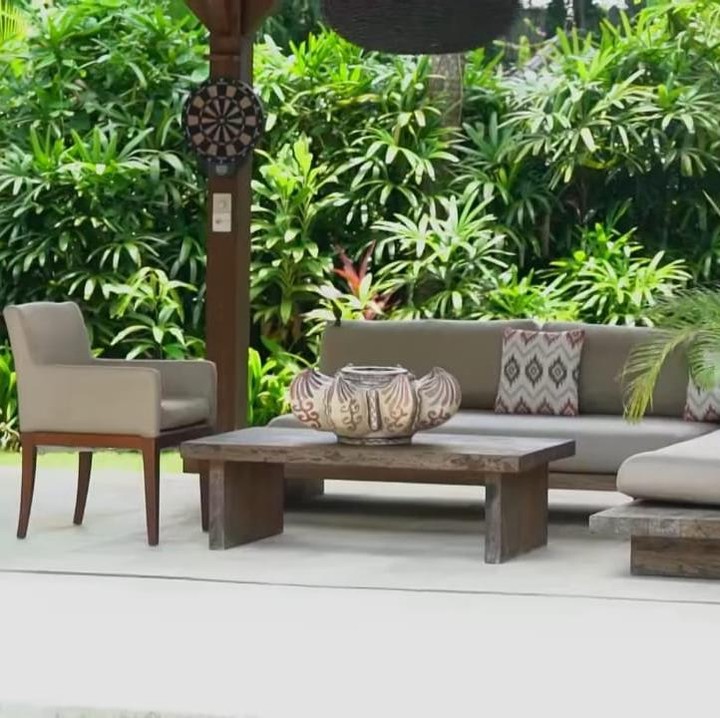 <p>Lama tak muncul di layar kaca, Indah Kalalo rupanya tengah menikmati kehidupan di Bali bersama suami bule dan tiga orang anaknya. Meski jarang terlihat dilayar kaca, Indah kerap membagikan aktivitasnya di media sosial, Bunda. Rajin mengunggah aktivitasnya di rumah bersama keluarga, rumah Indah di Bali mencuri perhatian publik. (Foto: YouTube TRANS7 OFFICIAL)</p>
