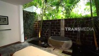 <p>Bagian unik lainnya dari rumah Indah yang satu ini adalah kamar mandinya yang menggunakan konsep menyatu dengan alam. Jika biasanya kamar mandi selalu memiliki area yang tertutup, kamar mandi pengusaha yang satu ini berbeda, Bunda. Indah lebih memilih kamar mandi terbuka dengan banyak tanaman yang menghiasinya. Meski begitu, kamar mandinya ini aman, <em>kok,</em> Bunda. (Foto: YouTube TRANS7 OFFICIAL)</p>